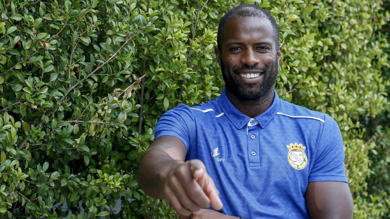 Fernando Varela anuncia fim de carreira, com camisa do Estoril Praia