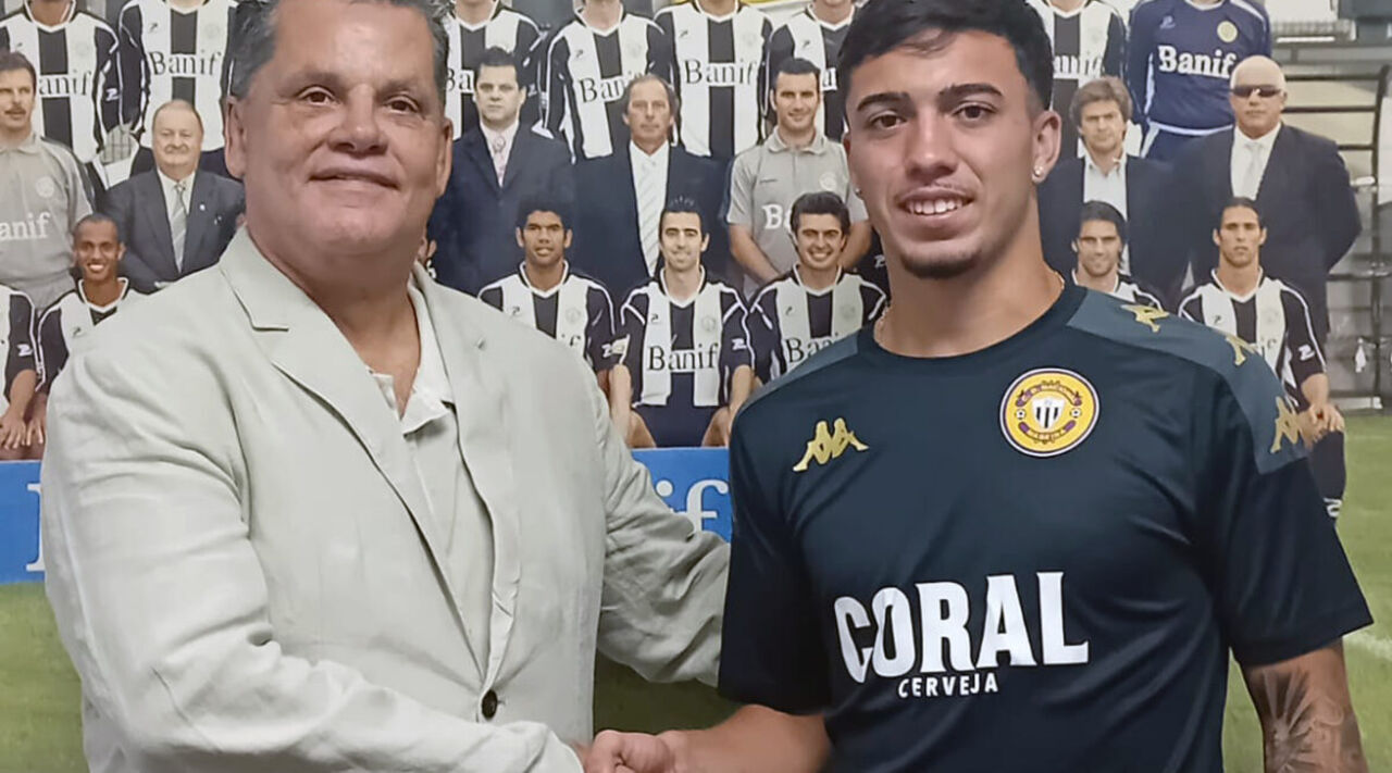 Jogador assina contrato com clube com o presidente presente