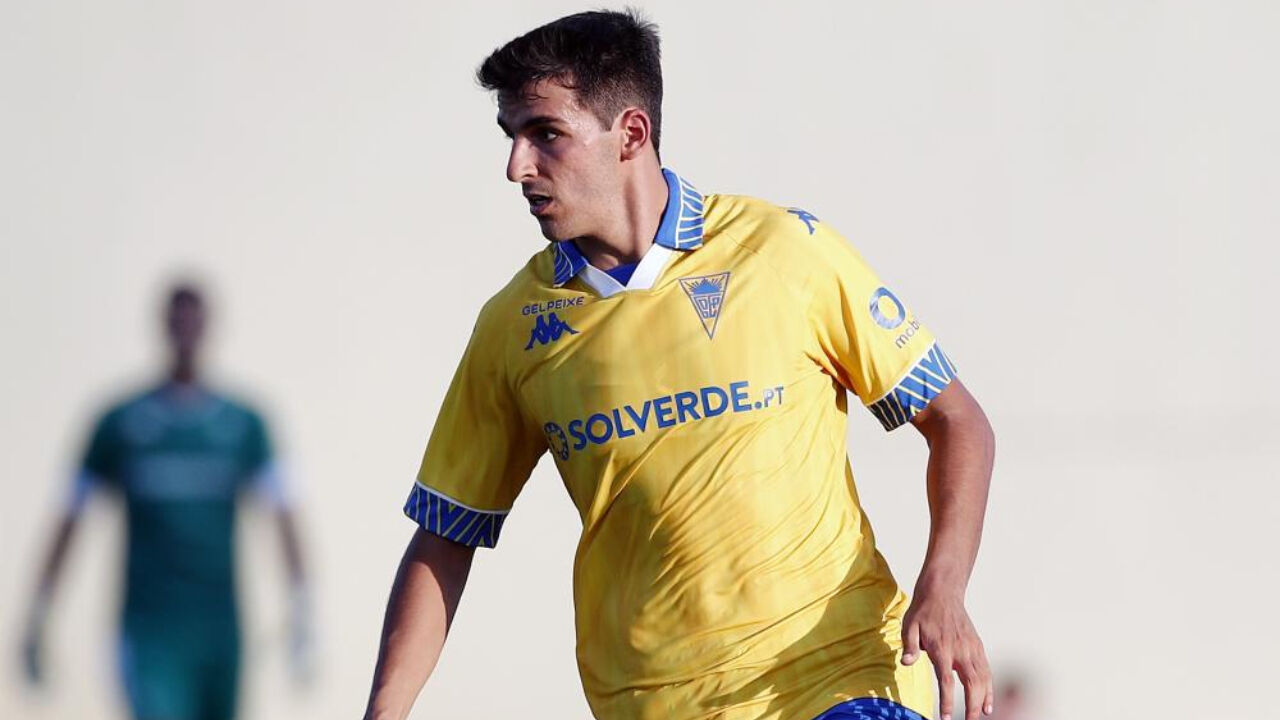 Tiago Parente em ação contra o Forest