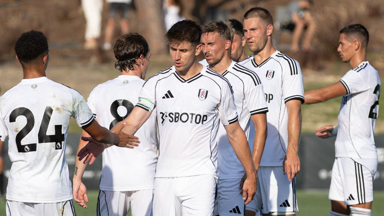 Jogadores do Fulham festejam frente ao Al Ittihad