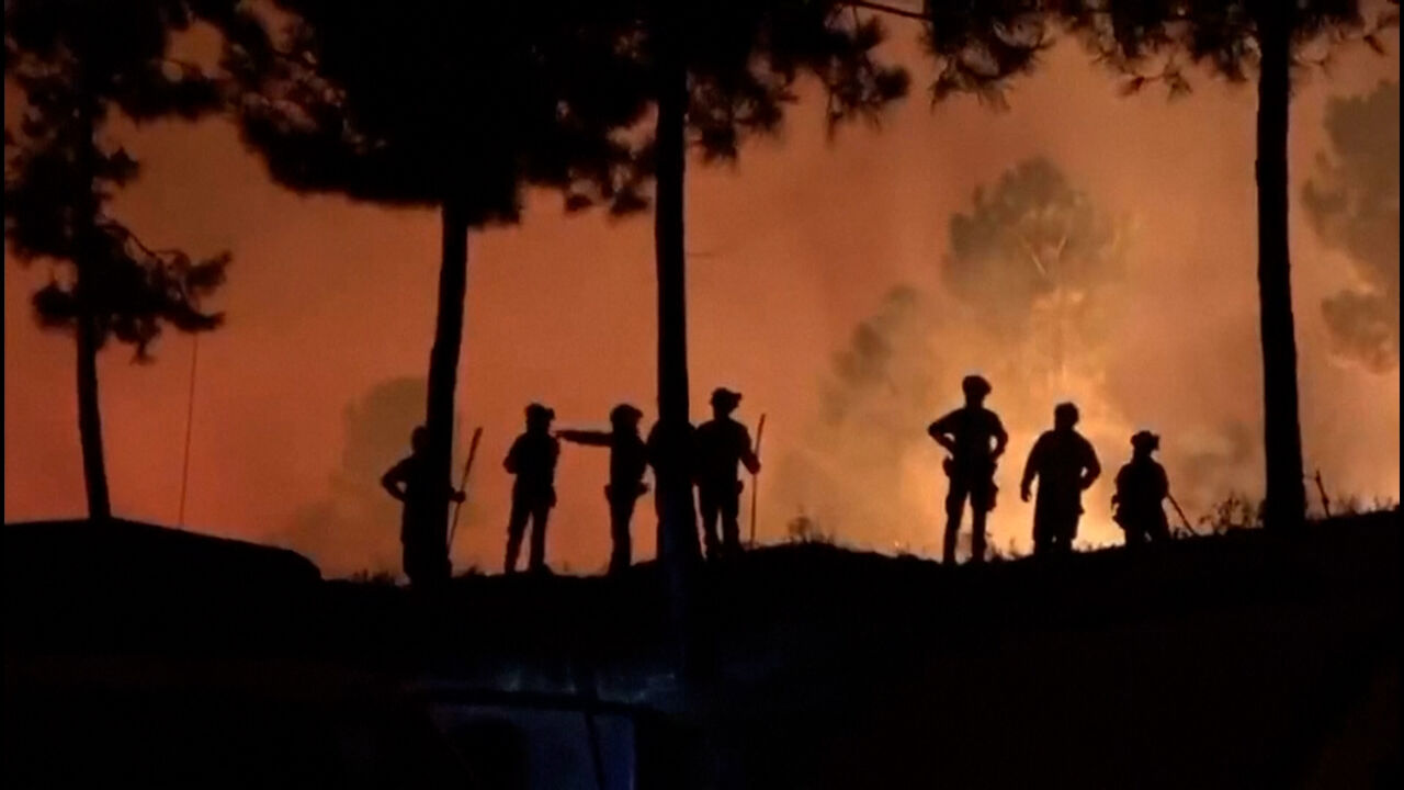 Bombeiros combatem incêndio florestal em Cáceres e Ávila, Espanha