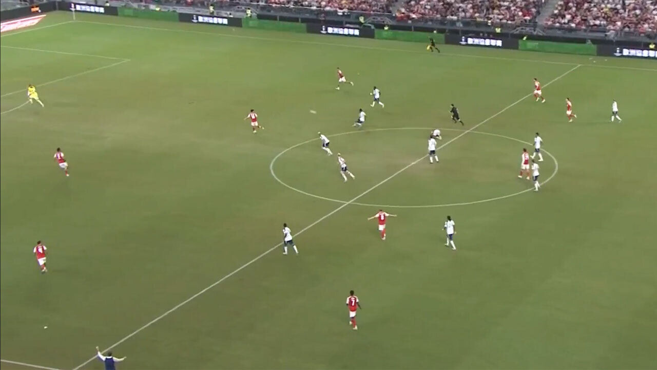 Viu Raya adiantado e nem pensou duas vezes: o golaço de Sarr perto do meio-campo frente ao Arsenal