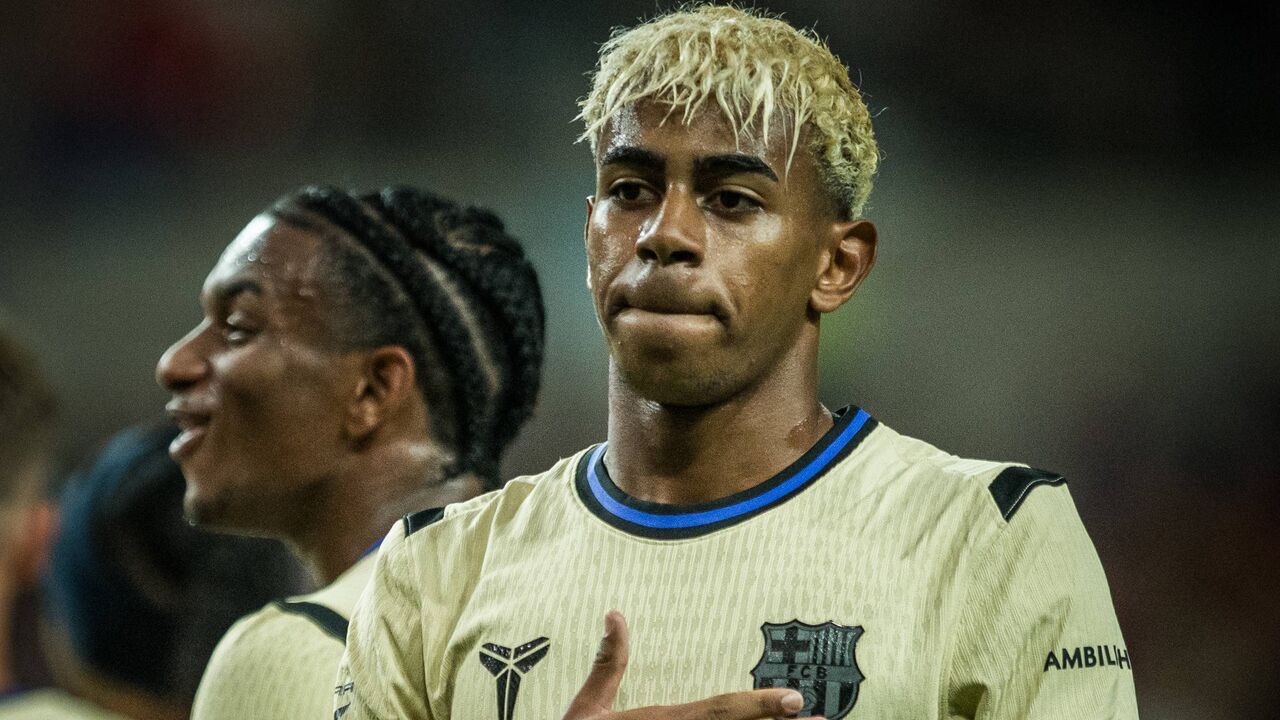 Lamine Yamal bisou na partida entre Barcelona e FC Seul