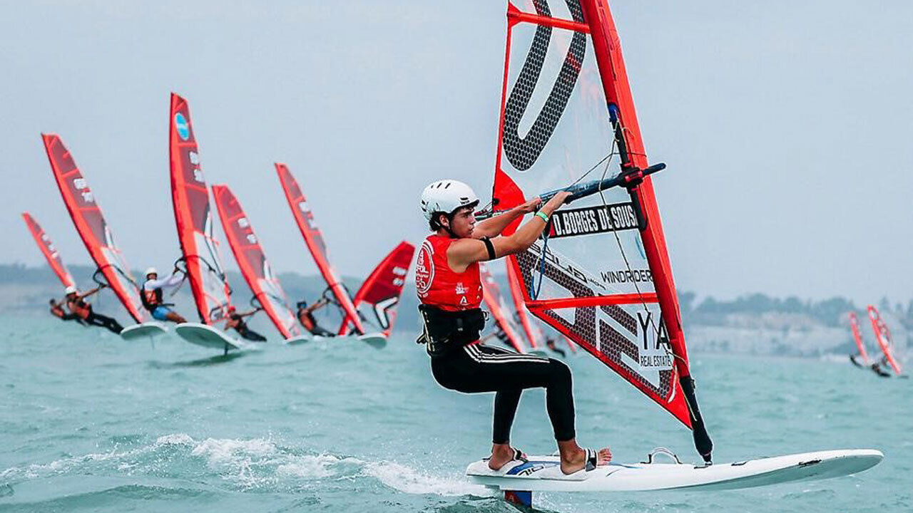 Diogo Borges Sousa alcançou o 7.º lugar no Mundial iQFoil sub-17 em Brest, França