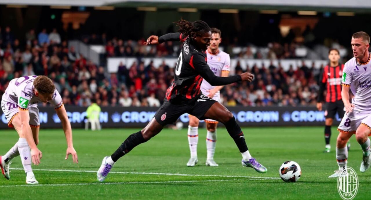 Rafael Leão brilha em vitória do Milan contra o Perth Glory