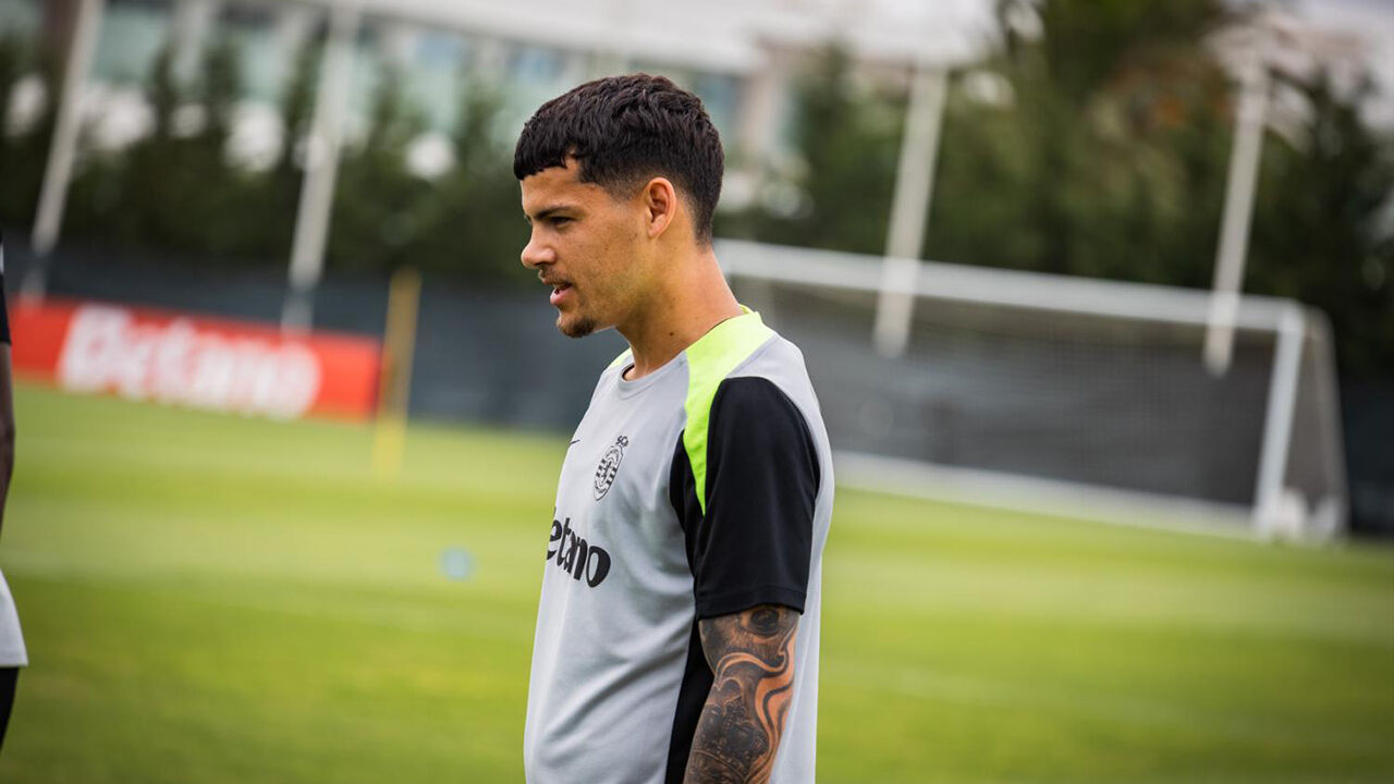 Jogador de futebol em campo de treino