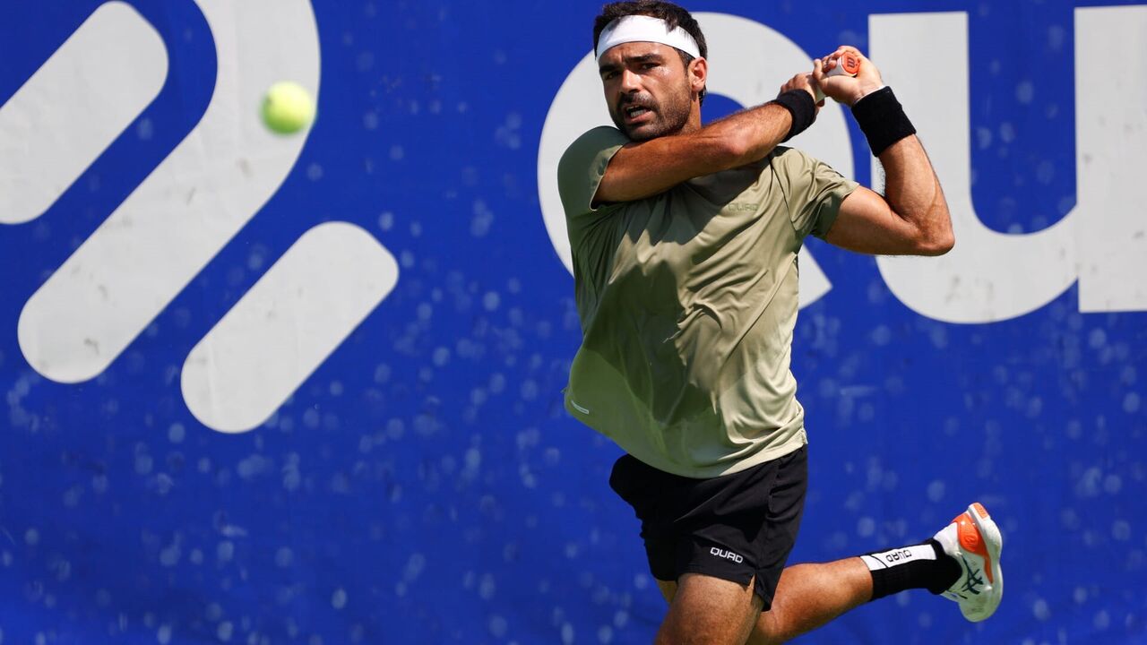 Atleta compete num jogo de ténis