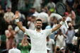 Djokovic celebra vitória no torneio, em Wimbledon