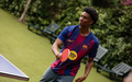 Jogador do Barcelona pratica ténis de mesa com equipamento do clube