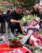 Homenagem de Henderson a Diogo Jota junto ao memorial em Anfield.
