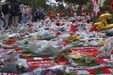 Memorial de homenagem a Diogo Jota em Anfield, com Jordan Henderson