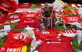 Homenagem a Diogo Jota com camisolas e flores em Anfield