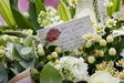 Homenagem a amigo e irmão de Henderson com flores e mensagem
