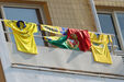 Camisolas do Gondomar e bandeira de Portugal penduradas numa varanda