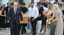 Amigos e familiares transportam urnas de Diogo Jota e André Silva durante o funeral dos jogadores