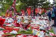Adeptos ingleses prestam homenagem a Diogo Jota em Anfield