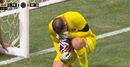 Donnarumma em choque após ver a lesão