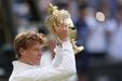 Jannik Sinner exibe o troféu de Wimbledon, um torneio de ténis prestigiado