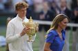 Sinner exibe troféu de Wimbledon junto a Kate Middleton