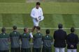 Alcaraz exibe troféu em Wimbledon perante observadores ilustres.
