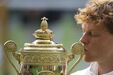 Jannik Sinner beija o troféu após vencer Carlos Alcaraz em Wimbledon