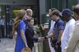 Príncipe George conhece jogadores em Wimbledon, com William e Kate