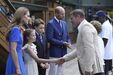 Princesa Charlotte conhece o árbitro Bjorn Borg em Wimbledon