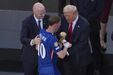 Trump entrega troféu de melhor jogador do Mundial de Clubes a Cole Palmer, jogador do Chelsea