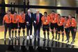 Trump posa com Infantino, presidente da FIFA, e equipa de arbitragem da final do Mundial de Clubes