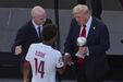 Trump entrega troféu de melhor jogador jovem do Mundial de Clubes a Doué, do PSG