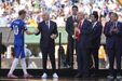 Trump entrega troféu a Cole Palmer, após vitória do Chelsea na final do Mundial de Clubes