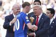 Trump entrega troféu a Cole Palmer