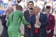 Trump entrega troféu a Sánchez