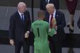 Trump entrega troféu a Sánchez