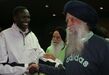 Fauja Singh, maratonista indiano, ao lado de Paul Pergat em 2006