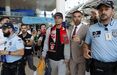 Dezenas benfiquistas e uma adepta do Palmeiras... a chorar: as imagens chegada de Richard Ríos a Lisboa