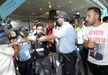 Dezenas benfiquistas e uma adepta do Palmeiras... a chorar: as imagens chegada de Richard Ríos a Lisboa