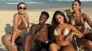 Vinícius Jr com as amigas na praia