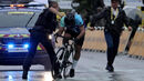 Ciclista placado por segurança em prova de ciclismo