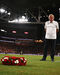 Kenny Dalglish presta homenagem no estádio de futebol, com coroa de flores