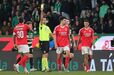 Fábio Veríssimo mostra cartão amarelo no Sporting-Benfica