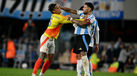 Otamendi e Richard Ríos discutem em jogo Argentina-Colômbia antes de possível ida para o Benfica