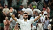 Djokovic celebra vitória no torneio, em Wimbledon