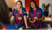 Jogadoras do Barcelona exibem nova camisola