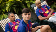 Jogadores do Barcelona relaxam com a nova camisola