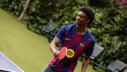 Jogador do Barcelona pratica ténis de mesa com equipamento do clube