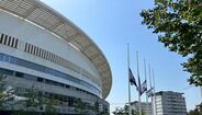 Bandeiras junto ao Estádio do Dragão a meia-haste em homenagem a Diogo Jota e ao irmão