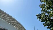 Bandeiras junto ao Estádio do Dragão a meia-haste em homenagem a Diogo Jota e ao irmão