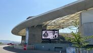 Bandeiras junto ao Estádio do Dragão a meia-haste em homenagem a Diogo Jota e ao irmão