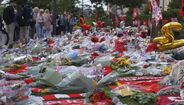 Memorial de homenagem a Diogo Jota em Anfield, com Jordan Henderson